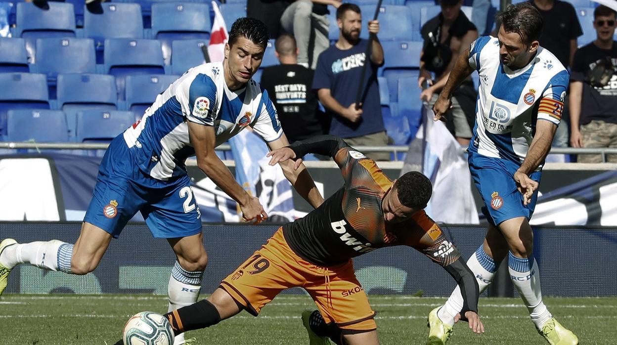 El Valencia aprovecha la maldición de Cornellá