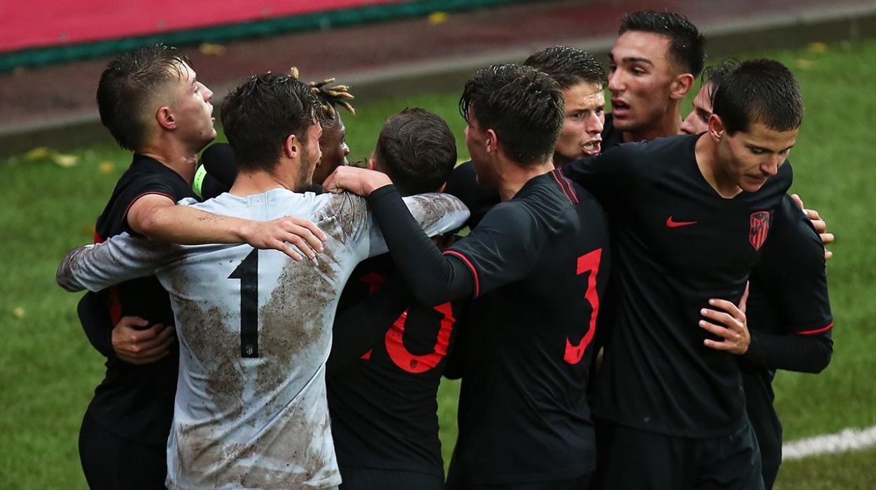 Los juveniles del Atlético celebran la victoria ante el Lokomotiv en Moscí