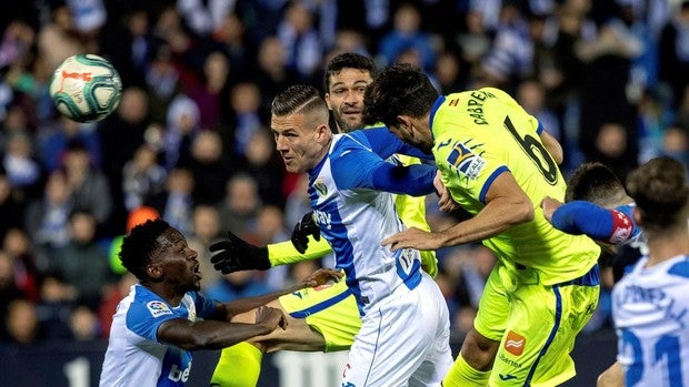 El Getafe golea al Leganés en un derbi monocromo