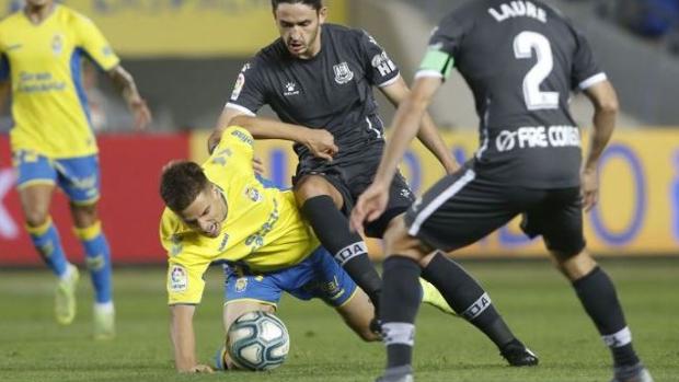 El Alcorcón sigue invicto fuera en partido accidentado para los porteros