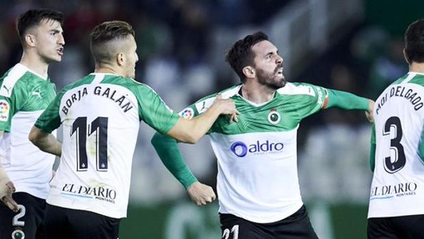 El Racing no sabe ganar ni con uno más