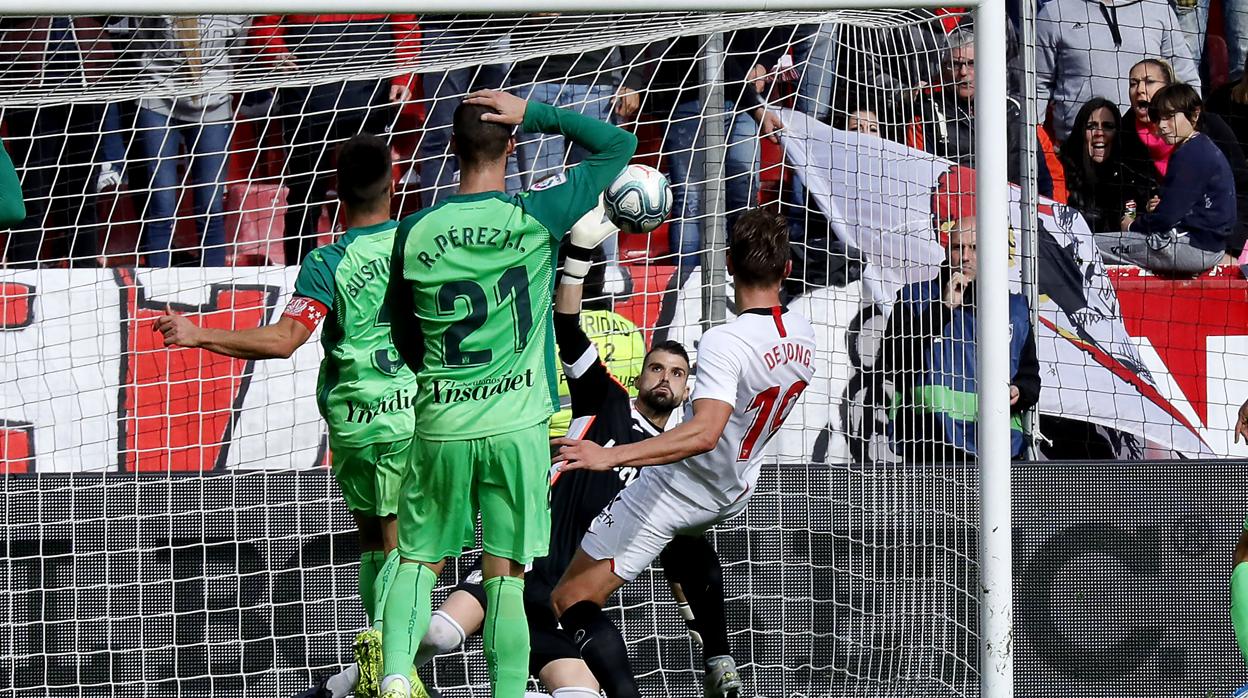 El Sevilla se afianza arriba