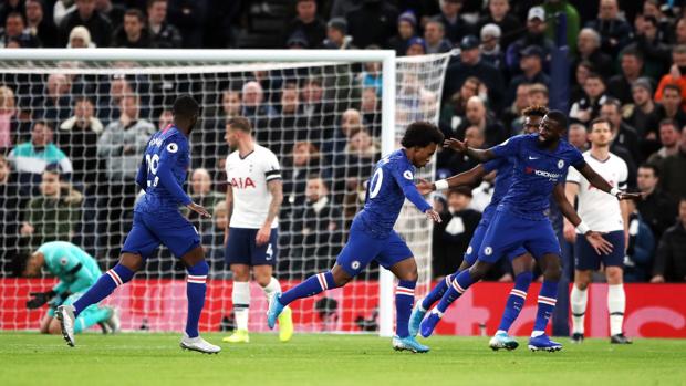 Willian corta la racha del Chelsea y la de Mourinho