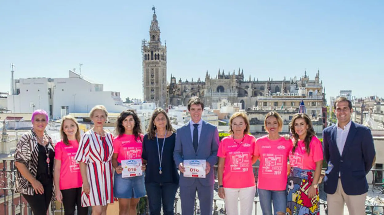 Foto de familia del acto de presentación de la Carrera de la Mujer de Sevilla 2019