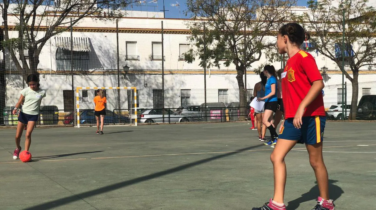 Sevilla ya tiene su escuela de fútbol femenina