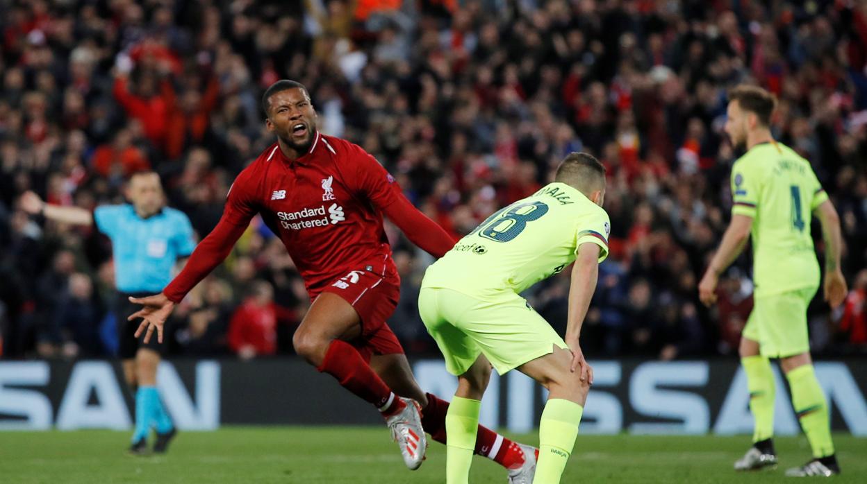 Wijnaldum festeja ante Jordi Alba, con Rakitic al fondo