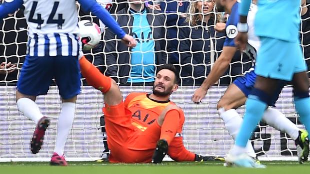 Lloris se lesiona de gravedad y es retirado con oxígeno