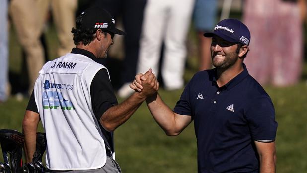 Jon Rahm rompe el campo y manda por cinco golpes