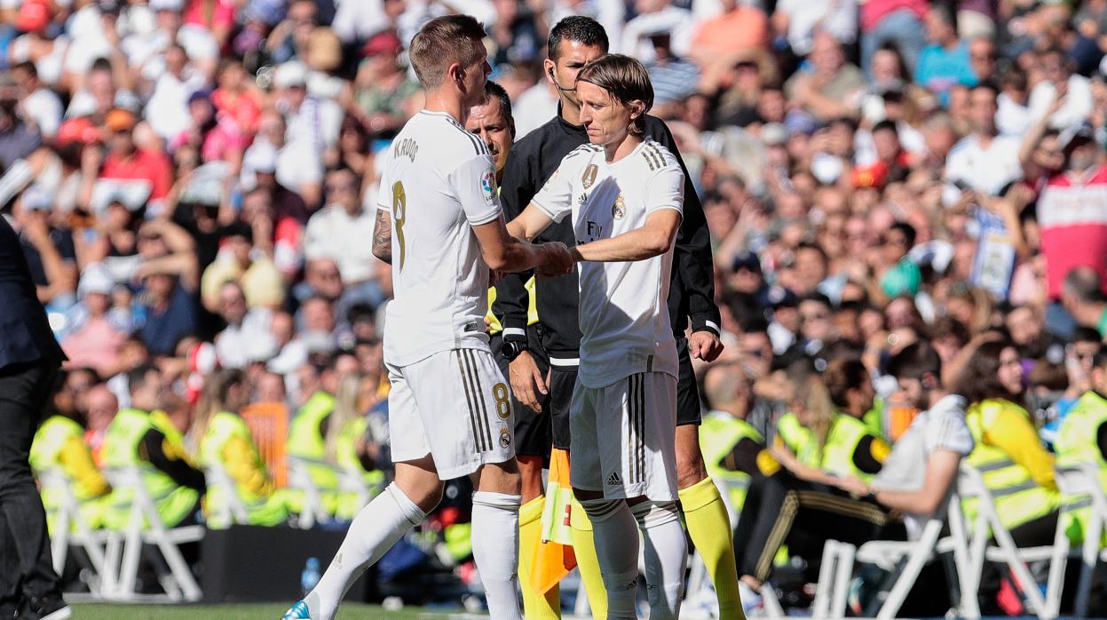 Kroos, en el momento de dejar su puesto a Modric