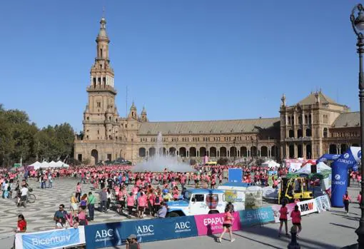 Las participantes han ido llenando la Plaza de España