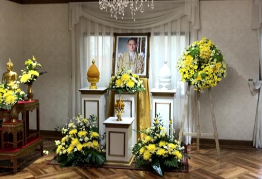 Altar con ofrendas al fallecido Rey Bhumibol Adulyadej, en la Embajada de Tailandia en Madrid