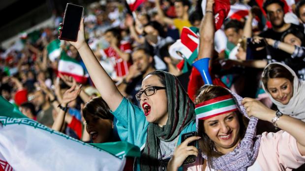 Invitadas o camufladas, la experiencia de las mujeres iraníes en los estadios