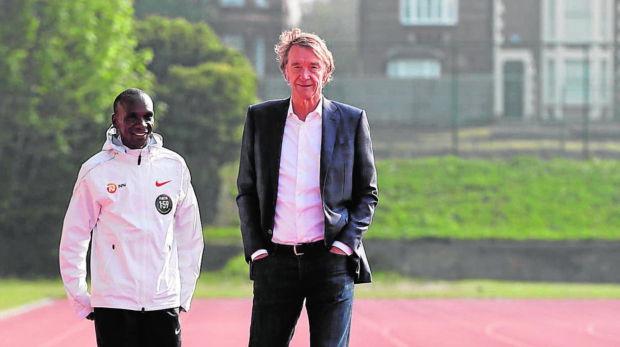 Kipchoge (izq) junto a Ratcliffe, dueño de Ineos