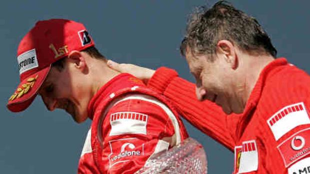 El hombre que ve las carreras de F1 junto a Schumacher