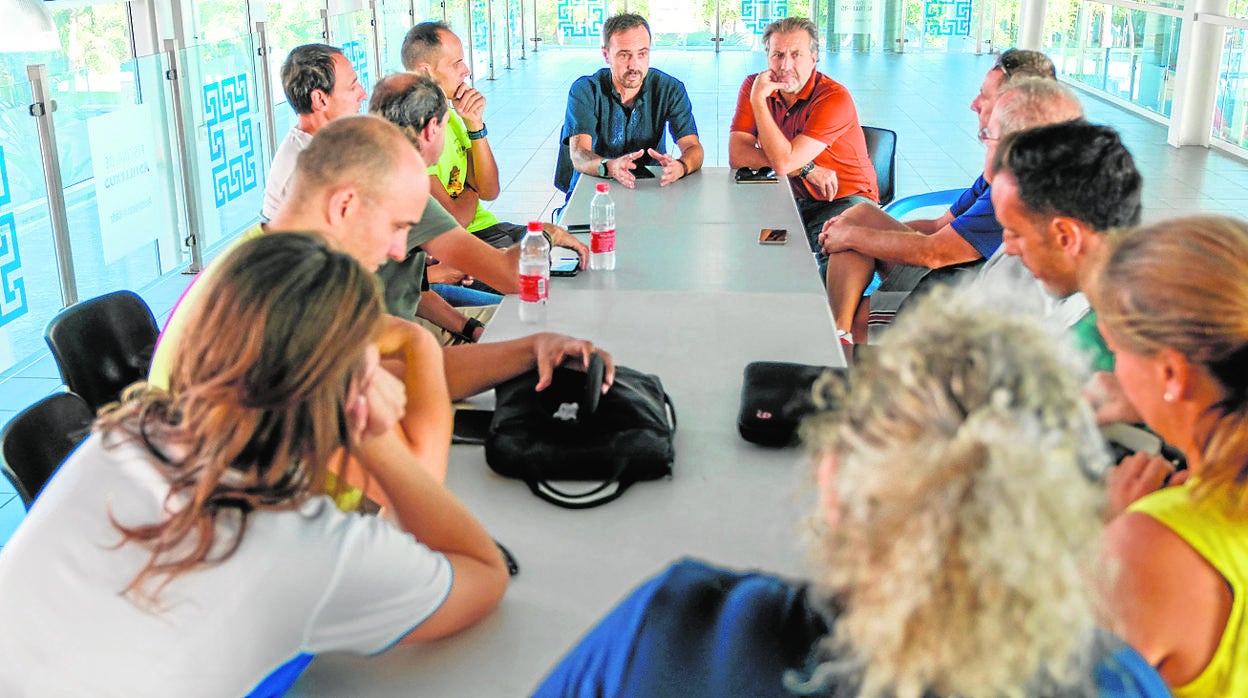 El concejal de Deportes se reunió este jueves con los representantes de los clubes de natación y waterpolo