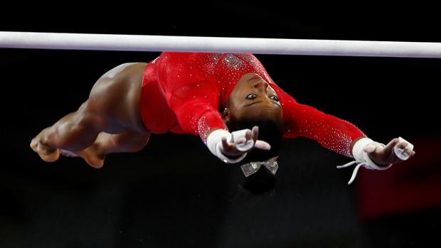 Biles iguala a Scherbo como máxima medallista en la historia de los Mundiales