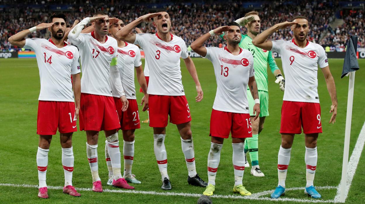 Los jugadores turcos celebraron así su gol contra Francia en París