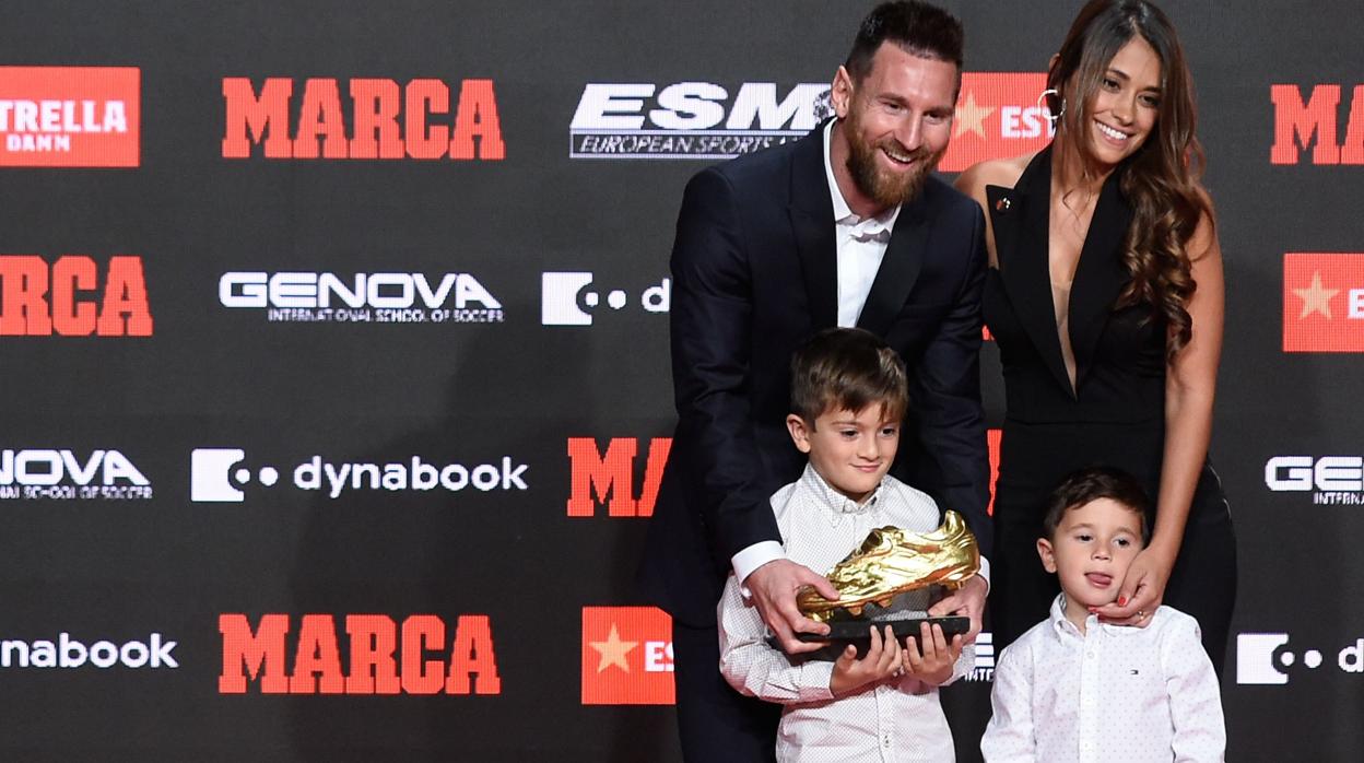 Messi recibe su sexta Bota de Oro de manos de sus hijos Thiago y Mateo
