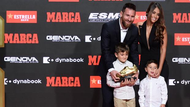 Messi recibe su sexta Bota de Oro de manos de sus hijos Thiago y Mateo