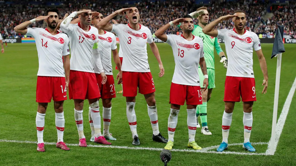 Los jugadores turcos celebraron un gol con un gesto de apoyo a Erdogán