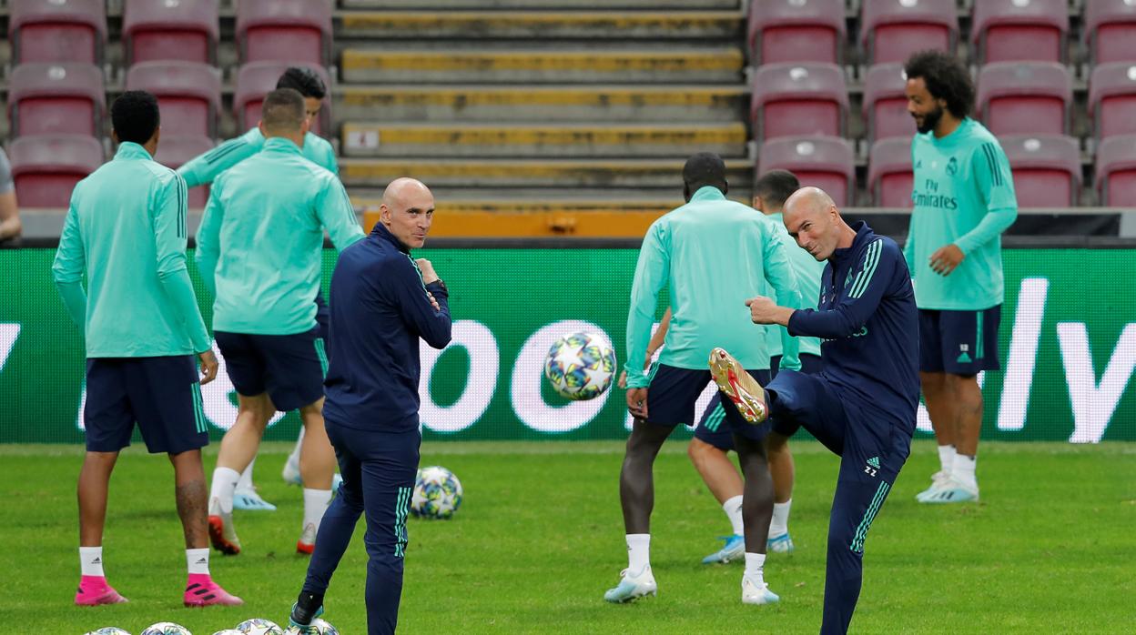 Zidane y Bettoni, durante el entrenamiento de ayer en Estambul