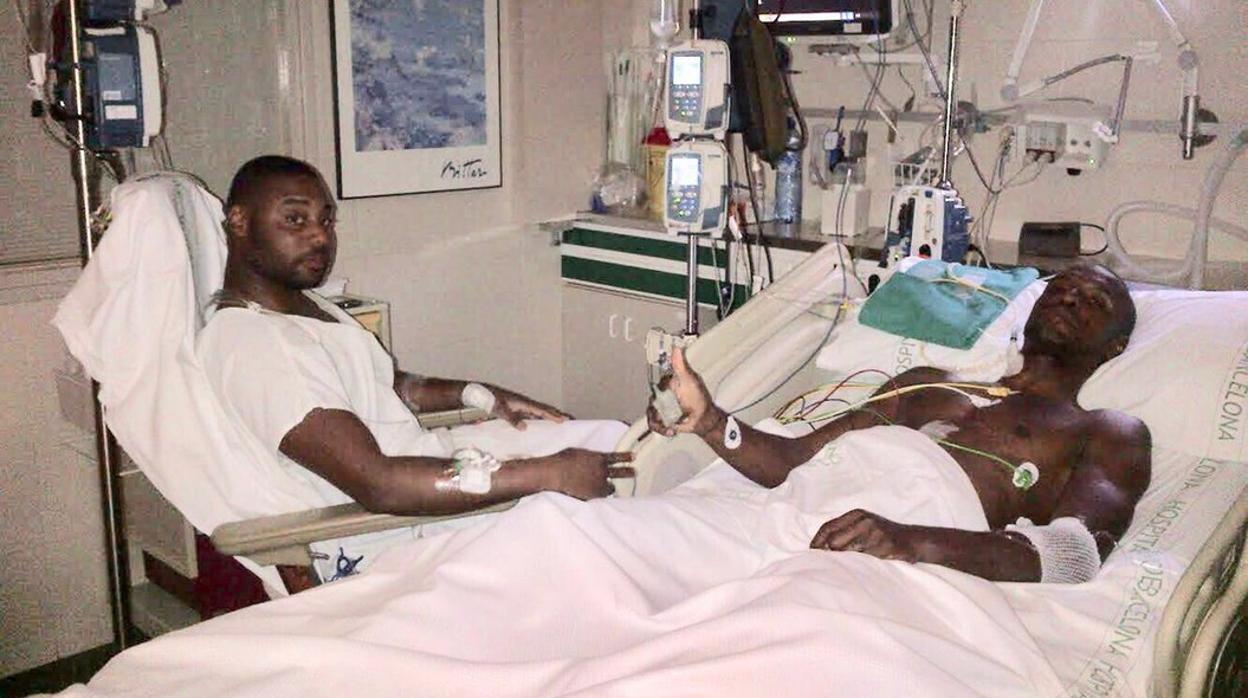 Abidal y su primo, tras la operación