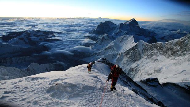 Nepal quiere prohibir la entrada cinco años a un montañero español accidentado