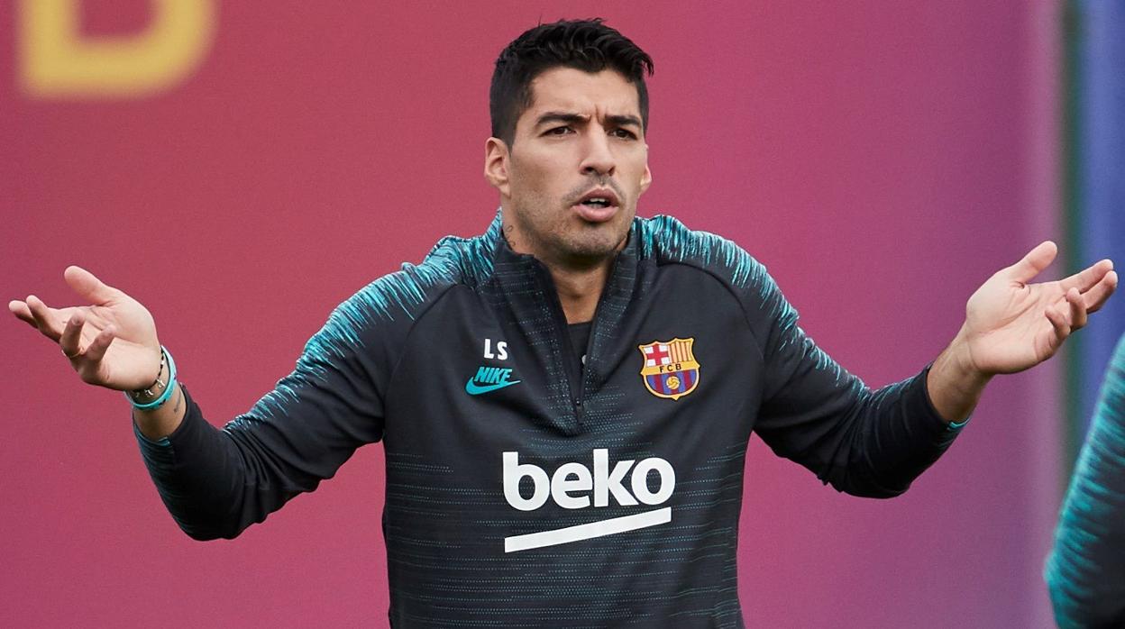 Luis Suárez gesticula durante el último entrenamiento antes de viajar a Praga