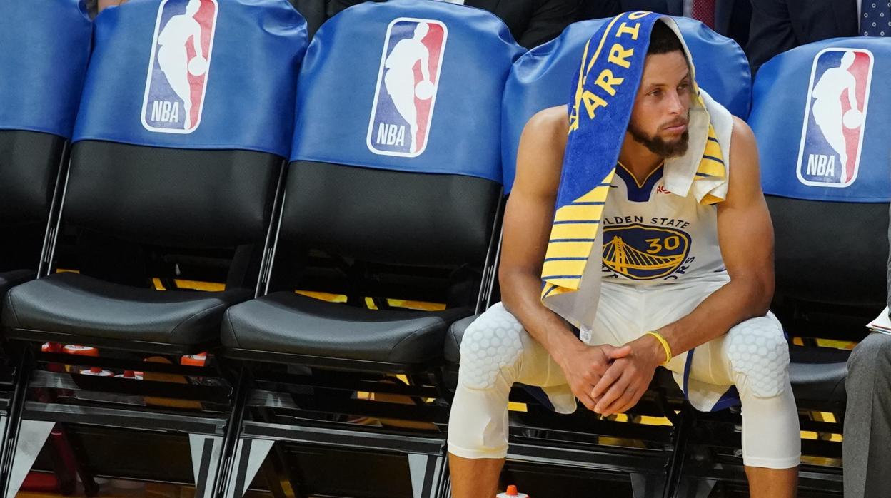 Curry, en el banquillo