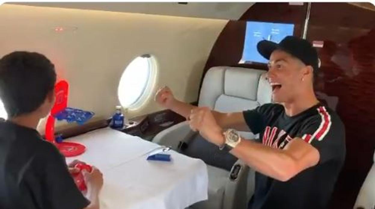 El divertido pique de Cristiano Ronaldo con su hijo en el avión privado