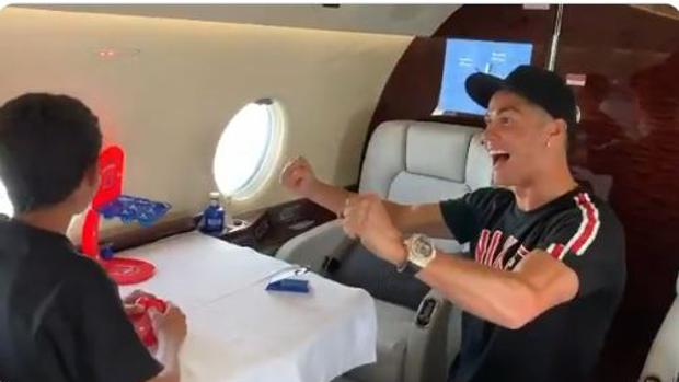 El divertido pique de Cristiano Ronaldo con su hijo en el avión privado