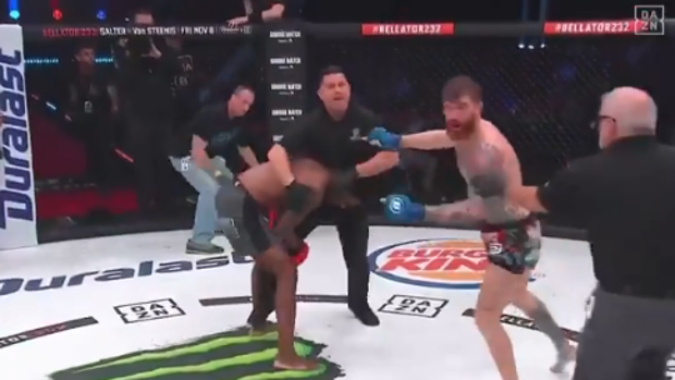 Un luchador completamente grogui ataca al árbitro por error