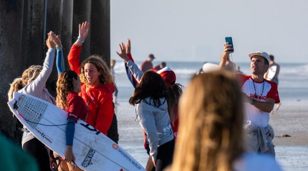 Potente demostración de surf de los españoles en la segunda jornada del Mundial
