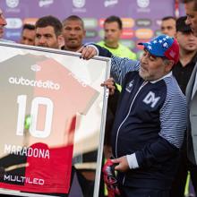 Maradona dirigió a Gimnasia ante Newell&#039;s sentado en un trono