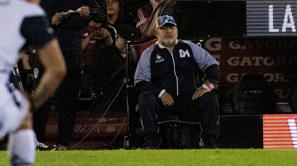 Maradona dirigió a Gimnasia ante Newell&#039;s sentado en un trono