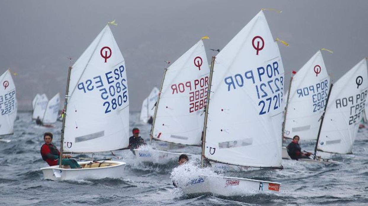 El catalán Izan Codinachs se pone líder del Trofeo Ciudad de Vigo de Optimist