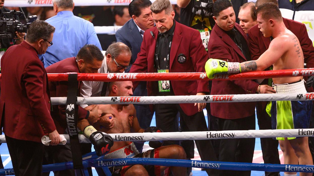 Canelo, ante un derrumbado Kovalev