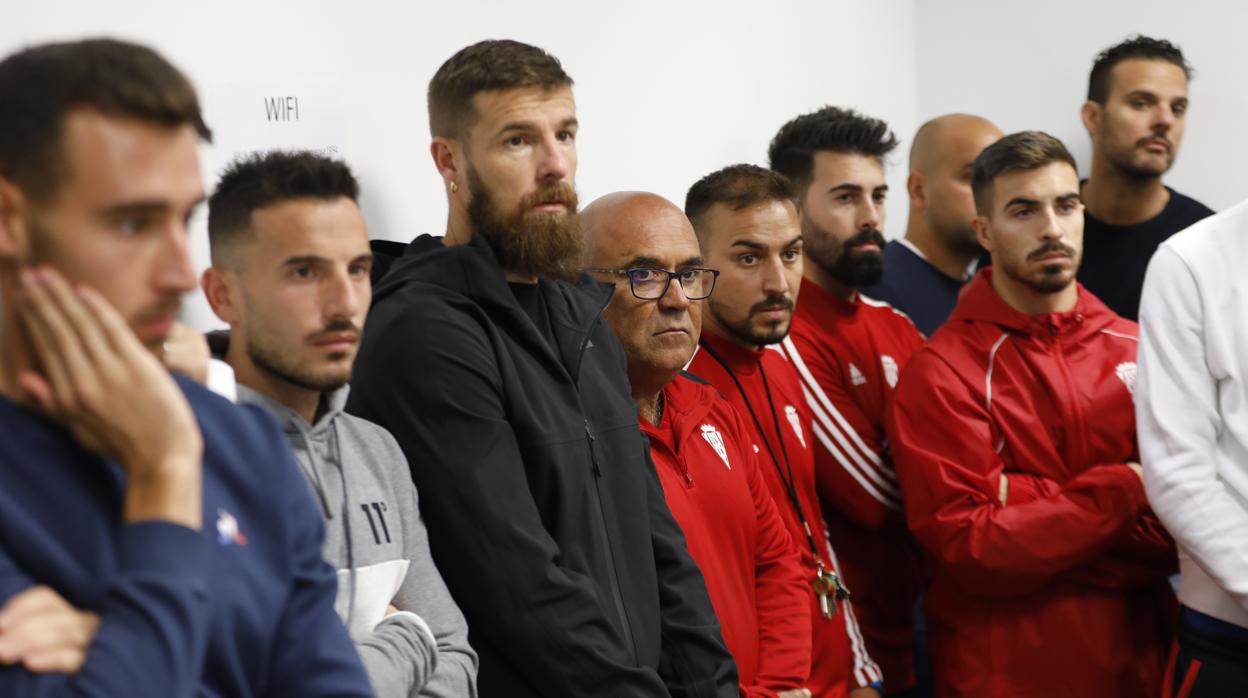 Jugadores y empleados del Córdoba en la despedida de Enrique Martín tras su destitución como técnico