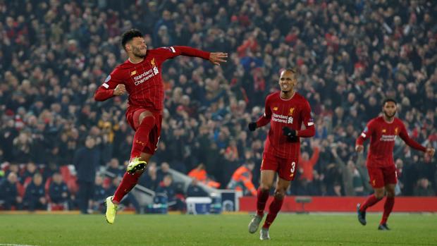 El Liverpool gana con la ley del mínimo esfuerzo