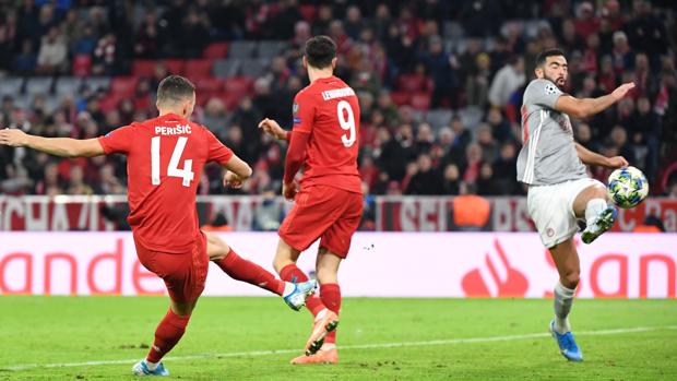 Lewandowski y Perisic llevan al Bayern a octavos