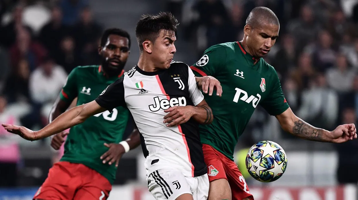 Douglas Costa clasifica al Juventus bajo el diluvio