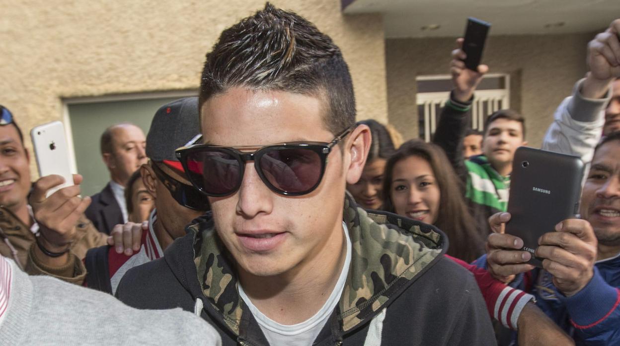 James llegó tarde al Bernabéu, pero felicitó a los compañeros al final