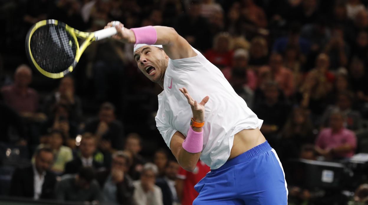 Rafael Nadal saca durante un partido de París-Bercy