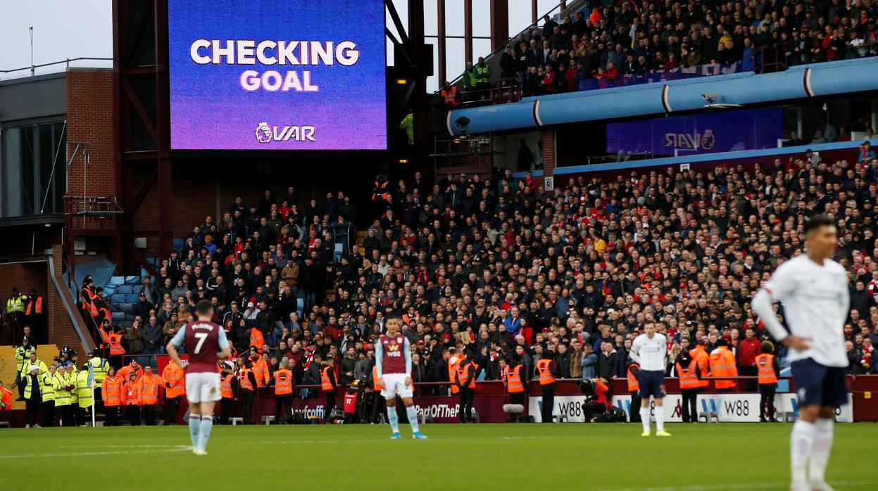 Revisión del VAR en el Aston Villa-Liverpool de la anterior jornada