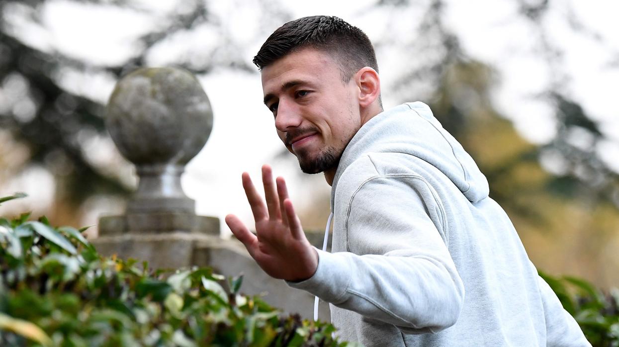 Lenglet, a su llegada a la concentración de Francia