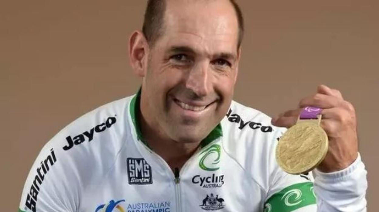 Kieran Modra, con una de sus medallas