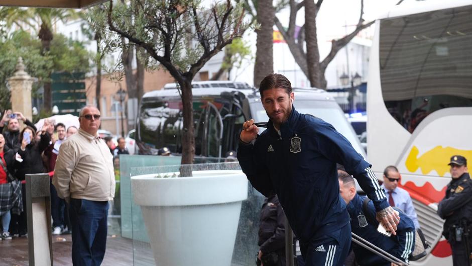 VÍDEO: La selección española descansa en Cádiz arropada por sus fieles