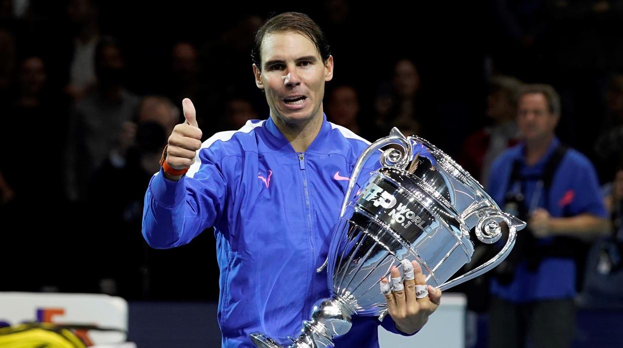 Rafa Nadal recibe el trofeo que lo acredita como número uno a final de año