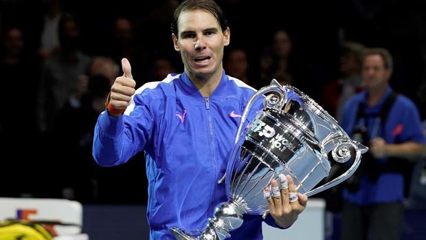 Rafa Nadal recibe el trofeo que lo acredita como número uno a final de año