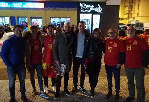Los familiares de Dani Olmo, antes del partido en Cádiz